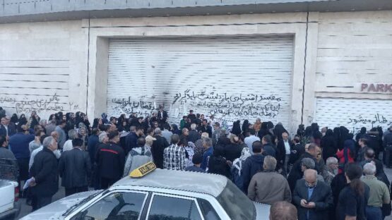 تجمع و اعتراض سپرده‌گذاران گلباران دزفول به محقق نشدن وعده بازگشت سرمایه
