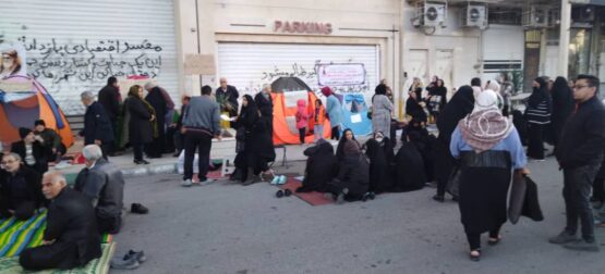 تجمع مالباختگان درب ساختمان هایپرگلباران