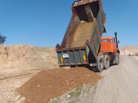تلاش شبانهروزی راهداری دزفول برای بازگشایی محورهای شهرستان پس از بارندگی اخیر