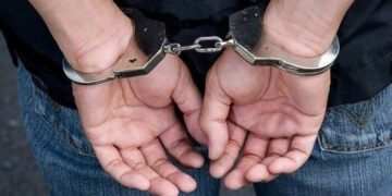 فردی با ادعای نفوذ در دستگاه قضایی دستگیر و روانه زندان شد