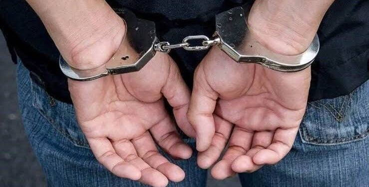 فردی با ادعای نفوذ در دستگاه قضایی دستگیر و روانه زندان شد